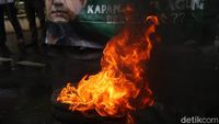 Bakar Ban Warnai Aksi Demo di Kejagung