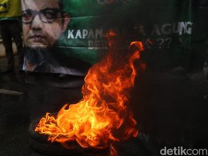 Bakar Ban Warnai Aksi Demo di Kejagung