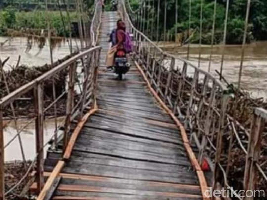 Dampak Hujan Deras di Boyolali, Jalan Putus hingga Jembatan Miring Dampak Hujan Deras di Boyolali, Jalan Putus hingga Jembatan Miring