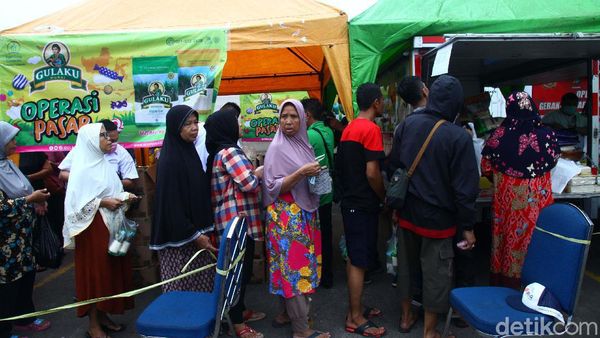 Warga Serbu Operasi Pasar Bulog