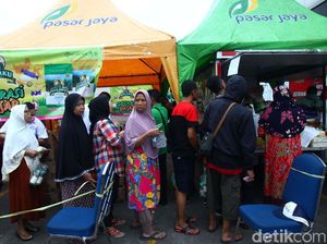 Warga Serbu Operasi Pasar Bulog Warga Serbu Operasi Pasar Bulog