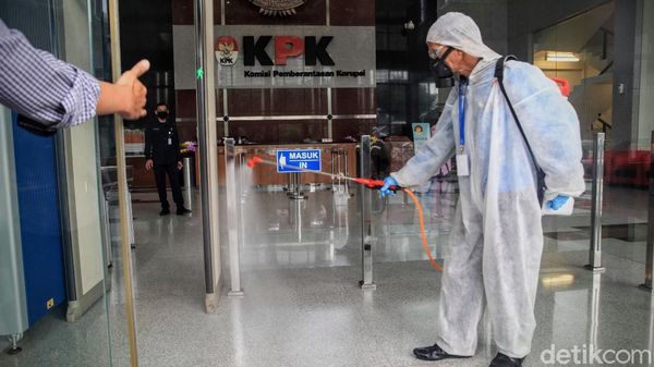Cegah Corona, Gedung KPK Disemprot Disinfektan