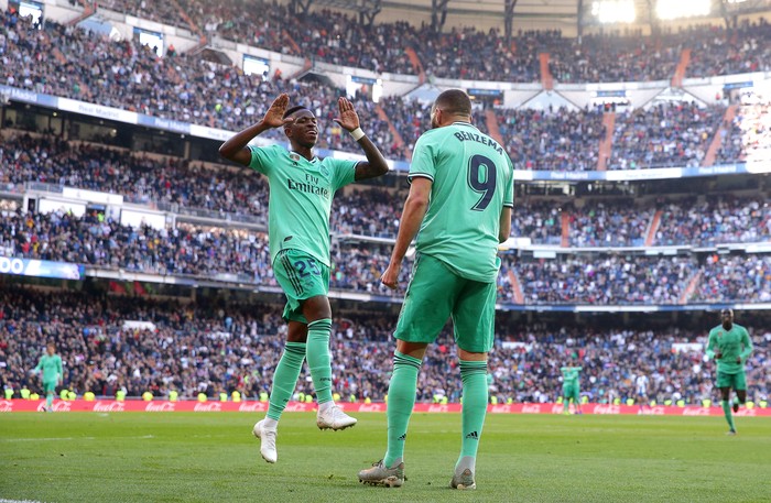 Vinicius Benzema MADRID, SPAIN - DECEMBER 07: Karim Benzema of Real Madrid celebrates after scoring his team's second goal with Vinicius Junior of Real Madrid during the La Liga match between Real Madrid CF and RCD Espanyol at Estadio Santiago Bernabeu on December 07, 2019 in Madrid, Spain. (Photo by Gonzalo Arroyo Moreno/Getty Images)