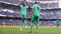 Benzema (33 tahun) dan Vinicius (21 tahun), keduanya jadi senior-junior di Real Madrid. Benzema sudah berseragam Madrid di tahn 2009, kala Vinicius masih berusia 9 tahun! (Getty Images)
