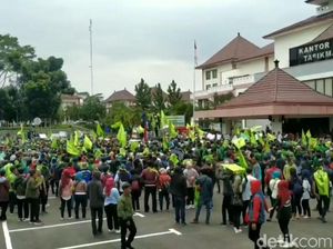 Di Tengah Pandemi Corona, Ratusan Buruh Geruduk Pemkab Tasikmalaya