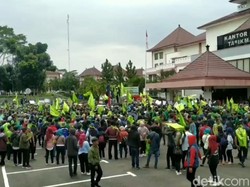 Di Tengah Pandemi Corona, Ratusan Buruh Geruduk Pemkab Tasikmalaya