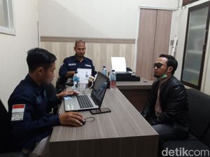 Jadi Korban MeMiles Rp 300 Juta, Widi Vokalis Hello Datangi Polda Jatim