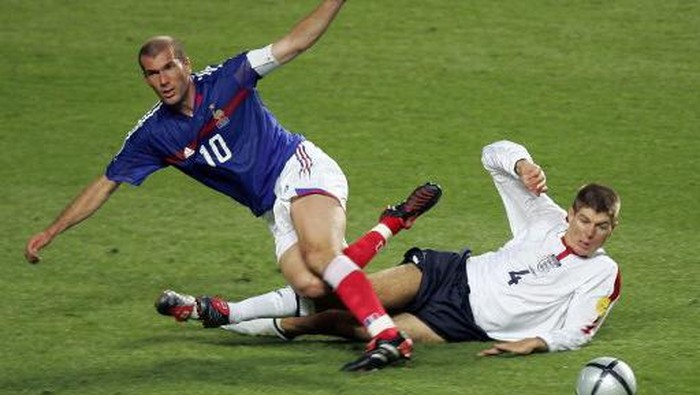 French captain Zinedine Zidane (L) is tackled by England midfielder Steven Gerrard, 13 June 2004 during their opening match at the Estadio da Luz in Lisbon for the European Nations football championships. France and England are competing in Group B with Croatia and Switzerland.  AFP PHOTO Francois Xavier MARIT (Photo by FRANCOIS XAVIER MARIT / AFP)