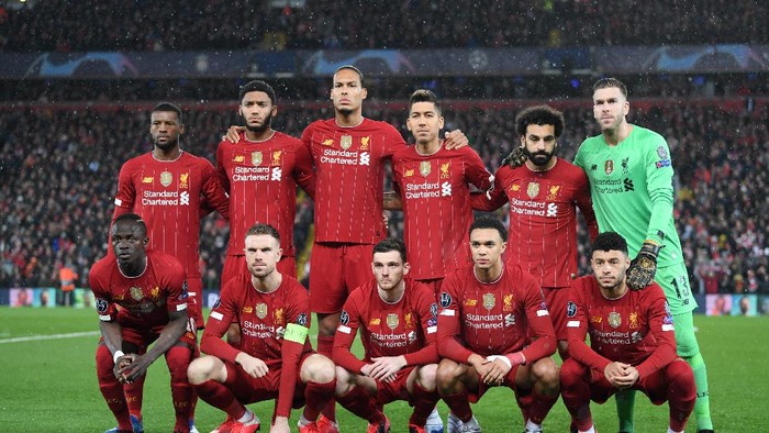 LIVERPOOL, ENGLAND - MARCH 11: The Liverpool Team line up ahead of the  UEFA Champions League round of 16 second leg match between Liverpool FC and Atletico Madrid at Anfield on March 11, 2020 in Liverpool, United Kingdom. (Photo by Laurence Griffiths/Getty Images)
