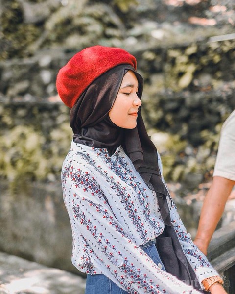 Kreasi Cantik Hijab dengan Topi Baret ala Influencer, Kece Abis!