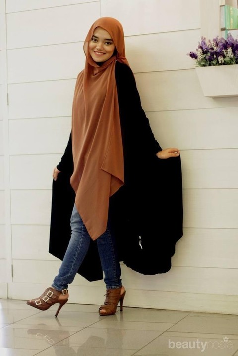 5 Inspirasi Style Hijab Kondangan dengan Celana Jeans, Tetap Kece Lho!