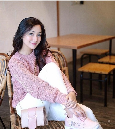 5 Style Fashion Warna Peach Ala Selebgram Hits Untuk Maniskan Valentine Mu