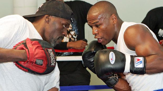 Roger Mayweather punya peran besar di balik sukses Floyd Mayweather.