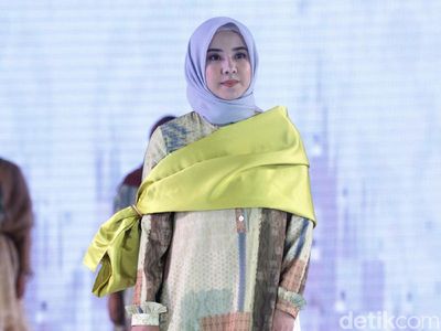 10 Koleksi Terbaru Busana Muslim Ria Miranda di Fashion Nation 2020