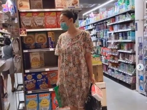 Di Rumah Saat Malaysia Partial Lockdown, Artis Indonesia Masak Gulai Paku