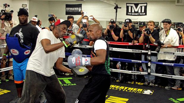 Keinginan Floyd Mayweather Jr jadi pelatih karena terinspirasi sang paman, Roger Mayweather.