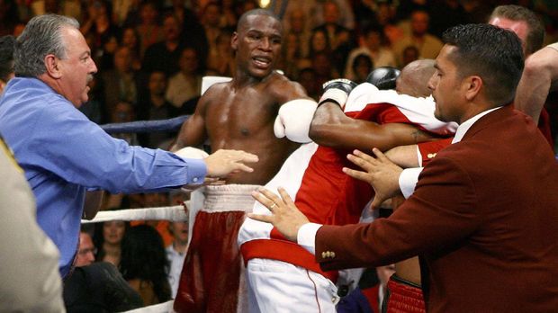 Kisah Roger: Masuk Ring Usai Alat Vital Mayweather Dipukul