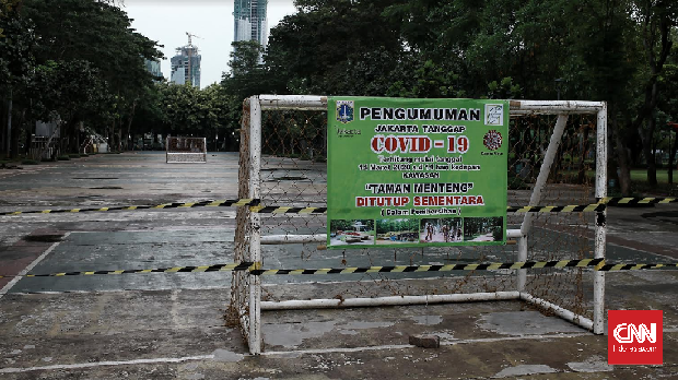 Tempat bermain dan olahraga terbuka seperti di kawasan lapangan Banteng dan Taman Menteng di tutup sementara. Jakarta. Rabu (18/3/2020). Jakarta Lockdown dari 14 Maret 2020 sampai 14 hari kedepan terkait Virus Covid 19. CNN Indonesia/Andry Novelino