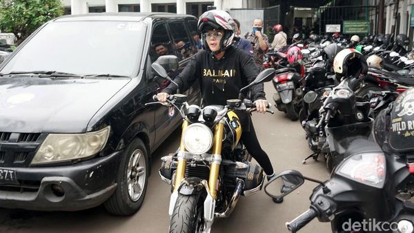 Penampilan Nikita Mirzani dengan Moge di Persidangan