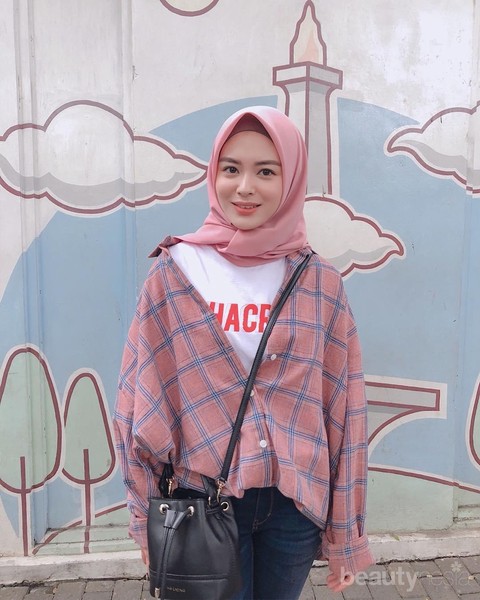 Gak Melulu Feminim Ini Perpaduan  Warna  Hijab Pink  Agar 