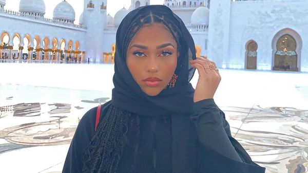 Gaya Mantan Sahabat Kylie Jenner Pakai Abaya di Mesjid yang Dikritik Netizen