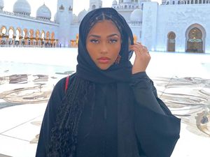 Gaya Mantan Sahabat Kylie Jenner Pakai Abaya di Mesjid yang Dikritik Netizen