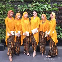 Inspirasi Kebaya Kombinasi Warna Kuning Dan Kain Untuk Bridesmaid ...