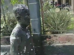 Kasihan, tapi Lucu... Bocah Kecelakaan Motor Jadi Bahan Tertawaan