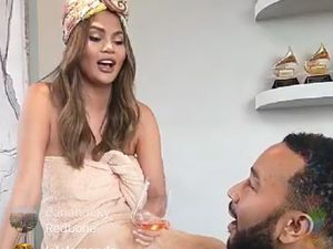 Alasan Chrissy Teigen Cuma Pakai Handuk saat John Legend Konser di Rumah