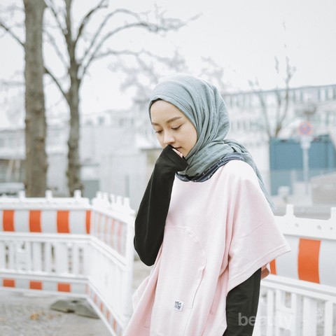 OOTD Hijab Simple Gita Savitri yang Cocok Banget Dipakai ...