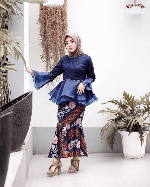 5 Inspirasi Model Kebaya  Warna  Navy  yang Anggun untuk 