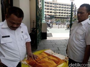 Cegah Corona, Gubsu Edy Kirim 350 Sajadah Kecil ke Masjid Raya Medan