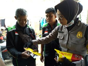 Polisi Bagi-Bagi Masker, Hand Sanitizer dan Vitamin Gratis untuk Ojol