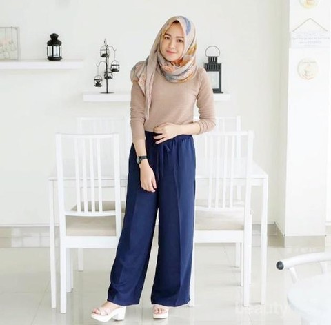 Terlihat Elegan dan Manis Baju Muslim Warna Navy Blue Ini 