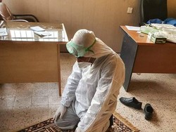 Viral Tenaga Kesehatan Lawan Corona Tak Lupa Ibadah, Salat Pakai Baju Hazmat