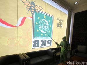 Penyemprotan Disinfektan di DPP PKB
