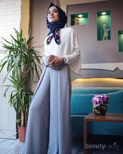 Inspirasi Mix  and Match  Celana  Kulot  dan Hijab  untuk Gaya 
