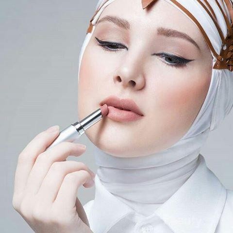 Ini Dia 5 Warna Lipstik yang Cocok untuk Anda Wanita Berhjijab yang Memiliki Kulit Sawo Matang