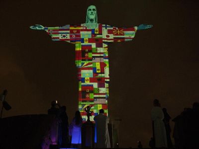 Deretan Bendera Negara Terpapar Corona Hiasi Patung Yesus di Brasil