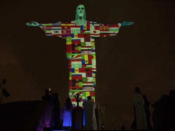 Deretan Bendera Negara Terpapar Corona Hiasi Patung Yesus di Brasil