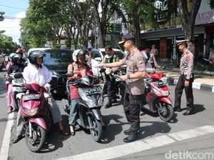 Polisi Gresik Bagi-bagi Masker Cegah Corona