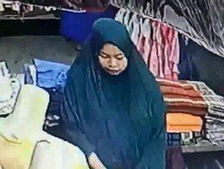Wanita Berhijab Terekam CCTV Nyolong di Pasar