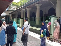 Wabah Corona, Kunjungan Peziarah ke Makam Sunan Ampel Masih Normal