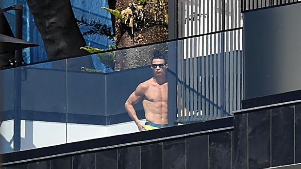 Cristiano Ronaldo saat melakukan karantina diri di Portugal.