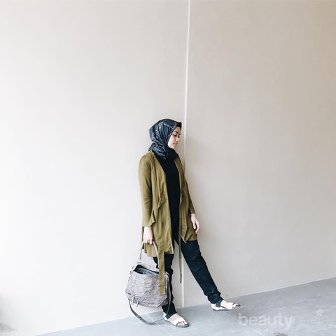 Style Para Seleb dalam Padu  Padan  Hijab Warna  Hitam yang 