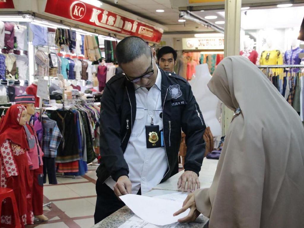 Razia Merek di Pasar Tanah Abang, DJKI Sita Puluhan Baju Gamis Wakanda Razia Merek di Pasar Tanah Abang, DJKI Sita Puluhan Baju Gamis Wakanda