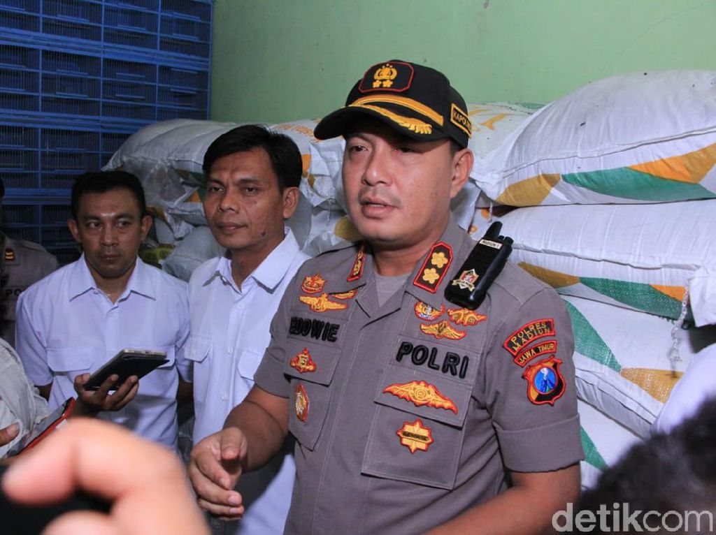 Polisi Madiun Gerebek Toko Pakan Burung yang Diduga Timbun 4,5 Ton Gula Polisi Madiun Gerebek Toko Pakan Burung yang Diduga Timbun 4,5 Ton Gula