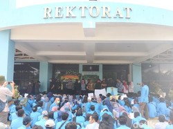Protes Aturan Berorganisasi, Demo Mahasiswa UBB Ricuh di depan Rektorat