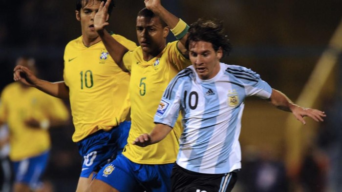 Argentinas forward Lionel Messi (R) controls the ball followed by Brazilian Felipe Melo and Kaka (L) during their FIFA World Cup South Africa 2010 qualifier football match at El Gigante stadium in Rosario, Argentina on September 5, 2009. AFP PHOTO / DANIEL GARCIA (Photo by DANIEL GARCIA / AFP)