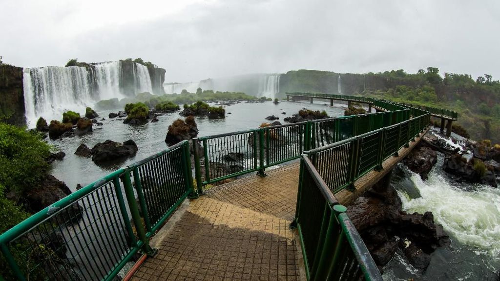 Air Terjun Iguazu Kering Pengunjung Air Terjun Iguazu Kering Pengunjung